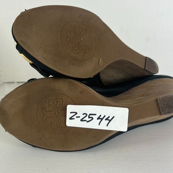 Tory Burch Wedge Pumps Women's Size 9 M Black Gold Leather Logo Peep Toe Wood - Picture 14 of 14